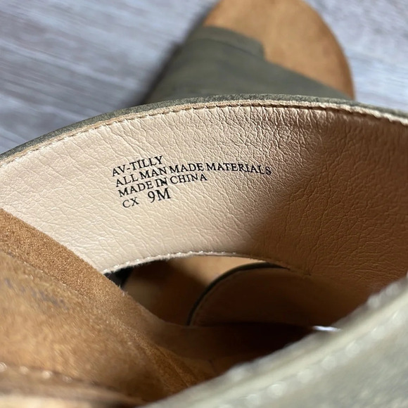 NWOT Adrienne Vittadini Tilly Wedge Pump Khaki 9M - Picture 10 of 10